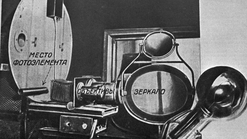 Передающий аппарат Московской студии телевидения 1936 года. Изображение попадает сначала на зеркало, а затем на объектив.