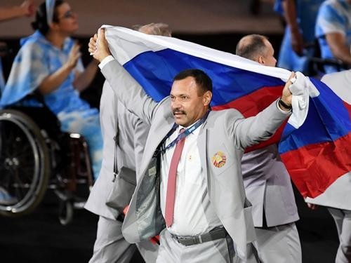Пронесшему флаг России на Паралимпиаде белорусу подарят квартиру