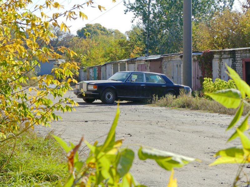 Rolls-Royce Silver Spur II в гаражном кооперативе