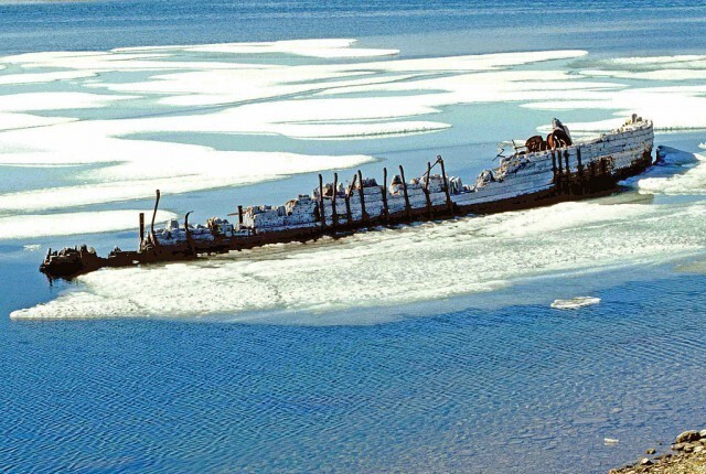  Корабль полярного исследователя Амундсена поднят на поверхность