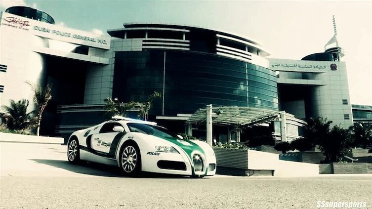 10. Полицейские на Bugatti