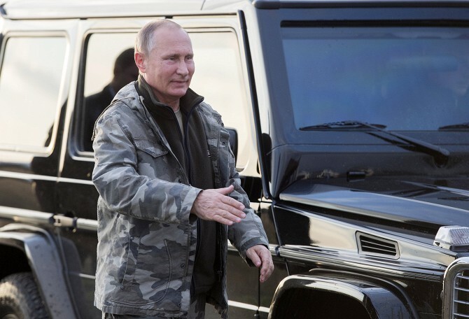 Путин прокатился на квадроцикле и покормил лошадей
