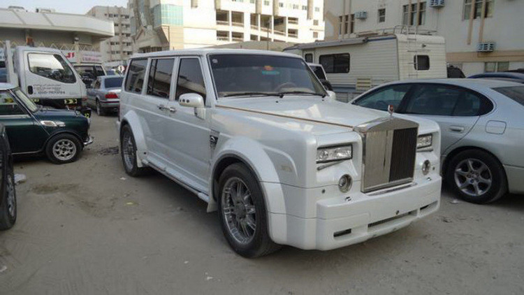 А это уже Ближний Восток. Rolls Royce Arabstan Edition. На нем можно и верблюдов по пустыне гонять, и урюк на рынок возить.