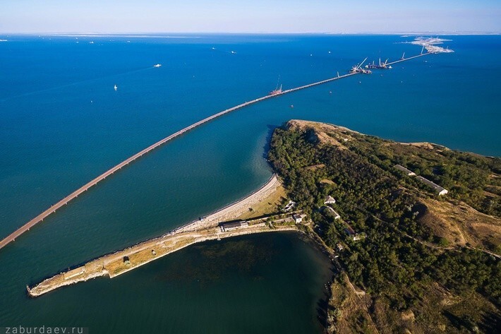 Панорама строящегося моста со стороны Керченского полуострова: