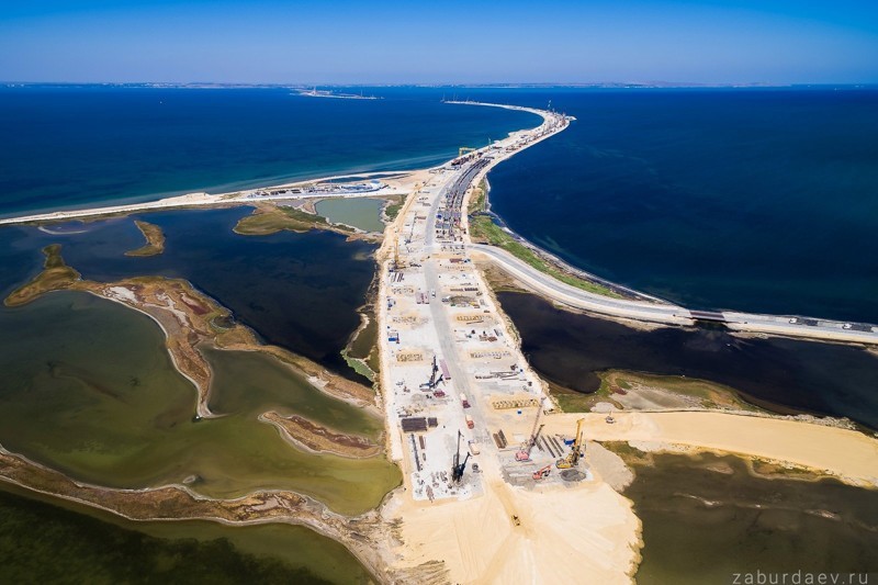Панорама строящегося моста со стороны Таманского полуострова:
