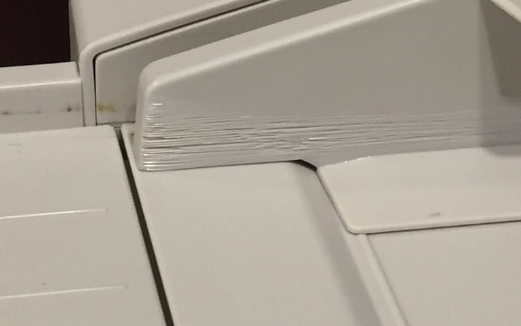 4. Этот принтер используется так часто, что бумага оставила на лотке эти бороздки