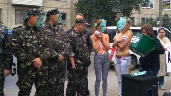 FEMEN и "Торнадо" против Януковича