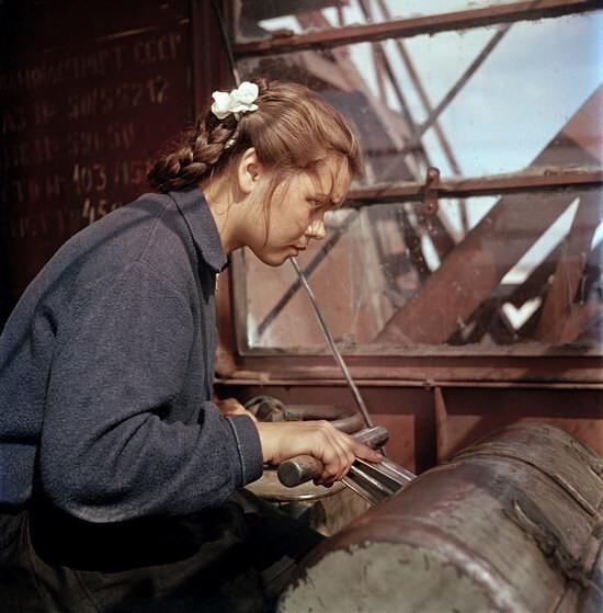 Валя Боровкова, крановщица казанского речного порта, 1950