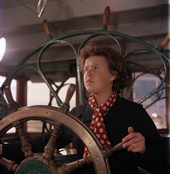 Женщина управляет кораблем на Волге, Казань, 1950
