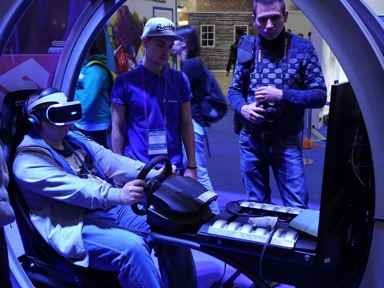 «Игромир – 2016»: виртуальная реальность, геймерское «железо» и девушки в костюме Харли Квинн
