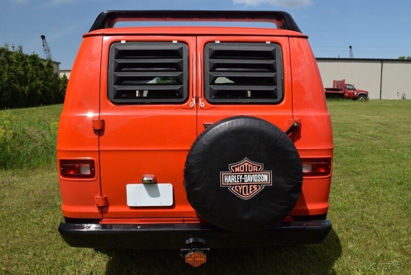 Золотое время хиппи - 1976 Dodge Tradesman Goodtimes Conversion Van