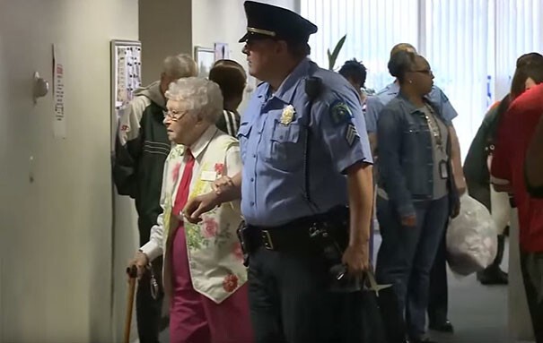 102-летняя старушка исполнила мечту всей своей жизни - была арестована полицией