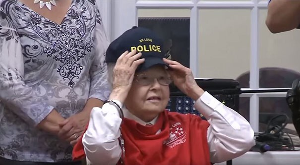 102-летняя старушка исполнила мечту всей своей жизни - была арестована полицией