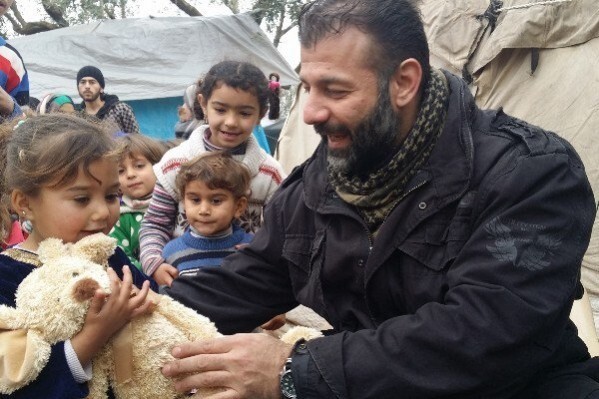 "Сирийский Санта" дарит радость детям в истерзанном войной Алеппо