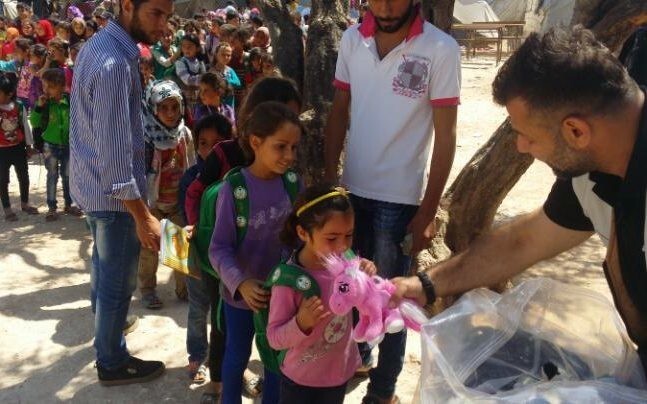 "Сирийский Санта" дарит радость детям в истерзанном войной Алеппо
