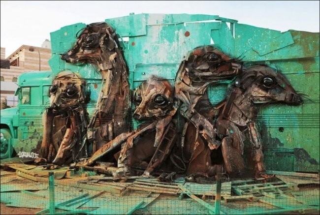 Удивительные скульптуры из мусора