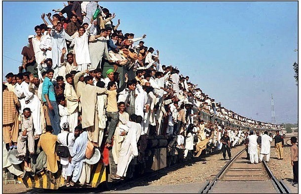 Так в Пакистане выглядит поездка на поезде