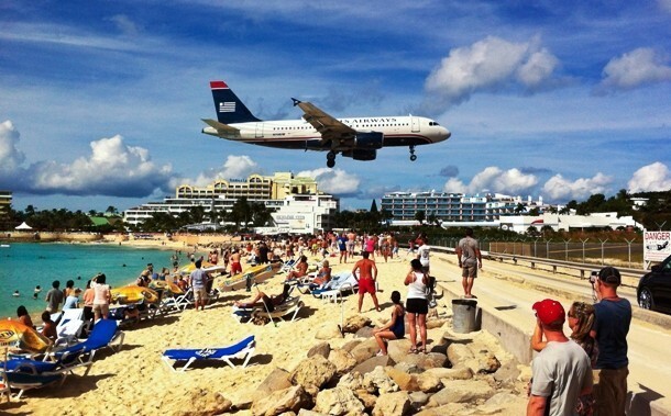 Увидеть самолёт в такой близости от пляжа можно на острове Сан-Мартен, что в Карибском море