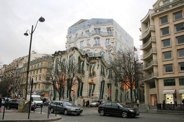 Этот «тающий дом» сделан следующим образом: оригинальное здание сфотографировали и намеренно исказили снимок, затем нанесли результат на сетку, которой, затем, закрыли фасад одного из парижских домов