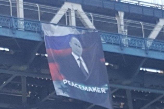 Баннер с портретом Путина вывесили в Нью-Йорке