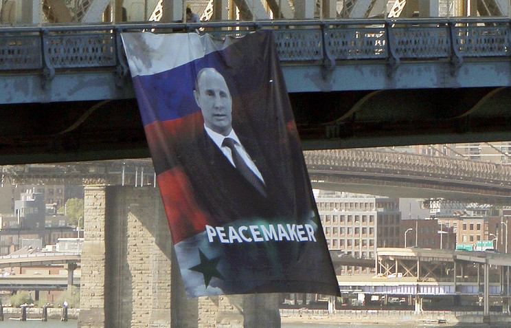 В Нью-Йорке вывесили огромный портрет Путина с подписью "миротворец"