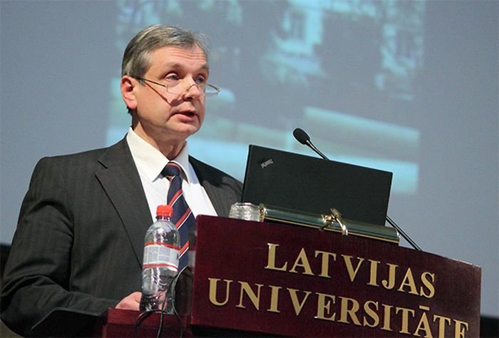 Педагогам, — «чёрную метку», а нелояльные школы, — на выход?