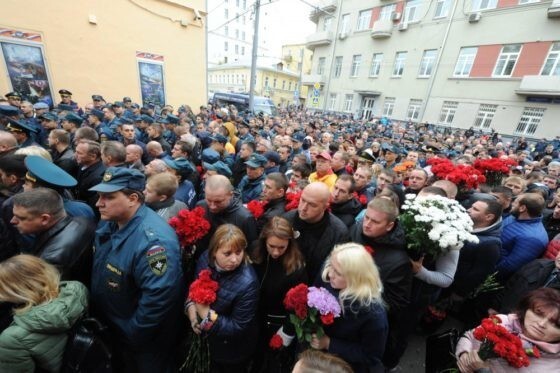 В последний путь погибших провожали тысячи москвичей