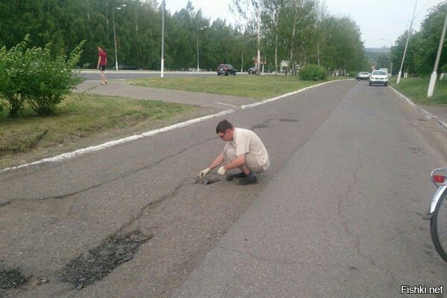 Увидел молодого парня, который приехал на велосипеде и привёз с собой куски а...