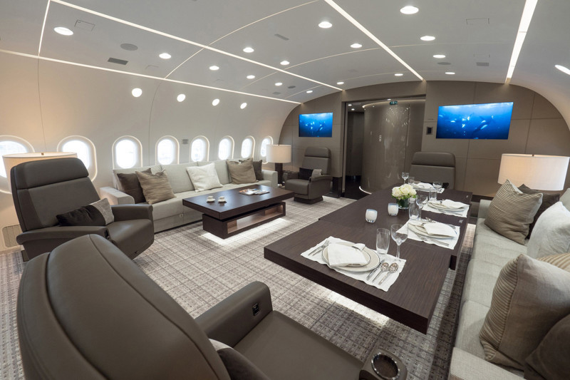 Это первый Boeing 787 Dreamliner, переоборудованный в частный самолет с роскошным интерьером и просторными комнатами для отдыха