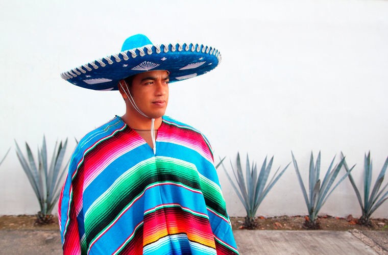 2. Мексиканцы носят сомбреро и пончо