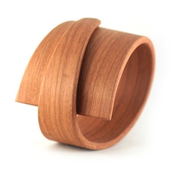 Тонкость в простоте деревянных браслетов