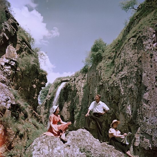 МолМолодые люди наслаждаются отпуском в горах неподалеку от Кисловодска, 1950.