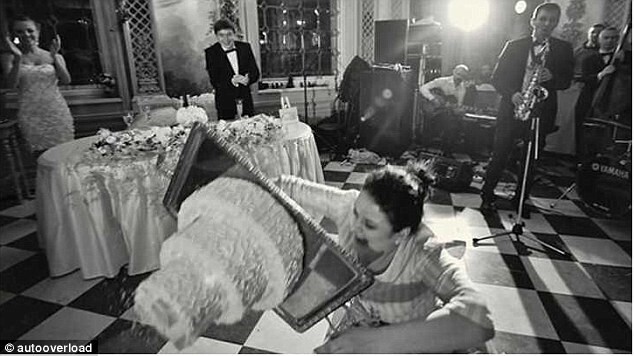 Свадебные фото, которые не войдут в альбом: от разваливающихся тортов до конфузов невест