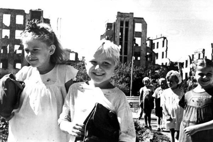 Дети идут в школу. Сталинград, 1945 год.