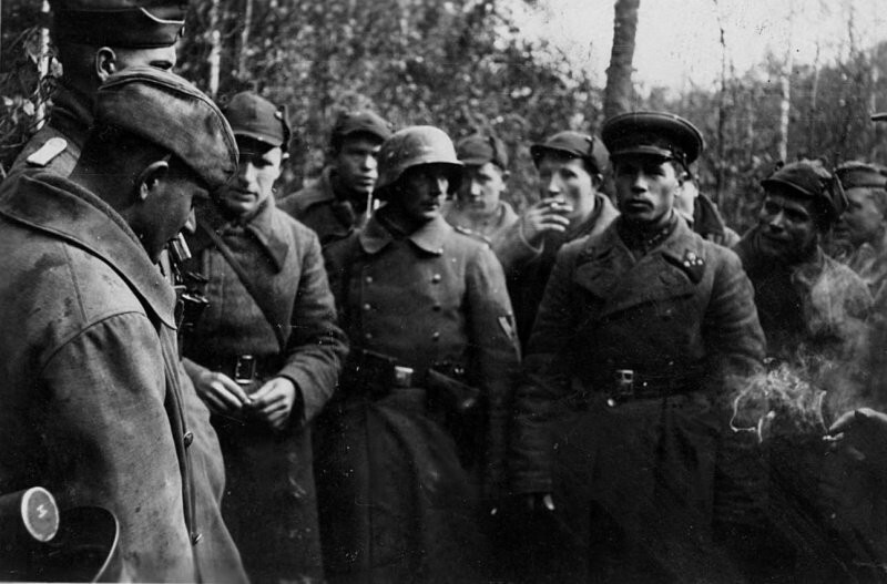 Встреча советского и немецкого патрулей в районе польского города Люблин, сентябрь 1939 года.