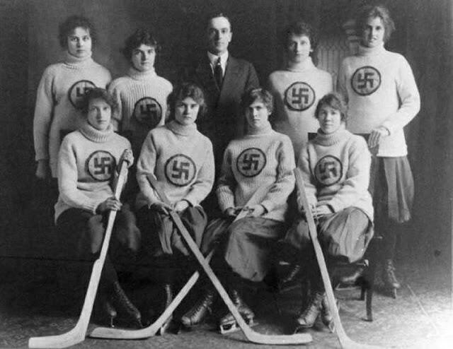 "Swastikas" - женская хоккейная команда из канадского города Эдмонтон (провинция Альберта), 1916 год.