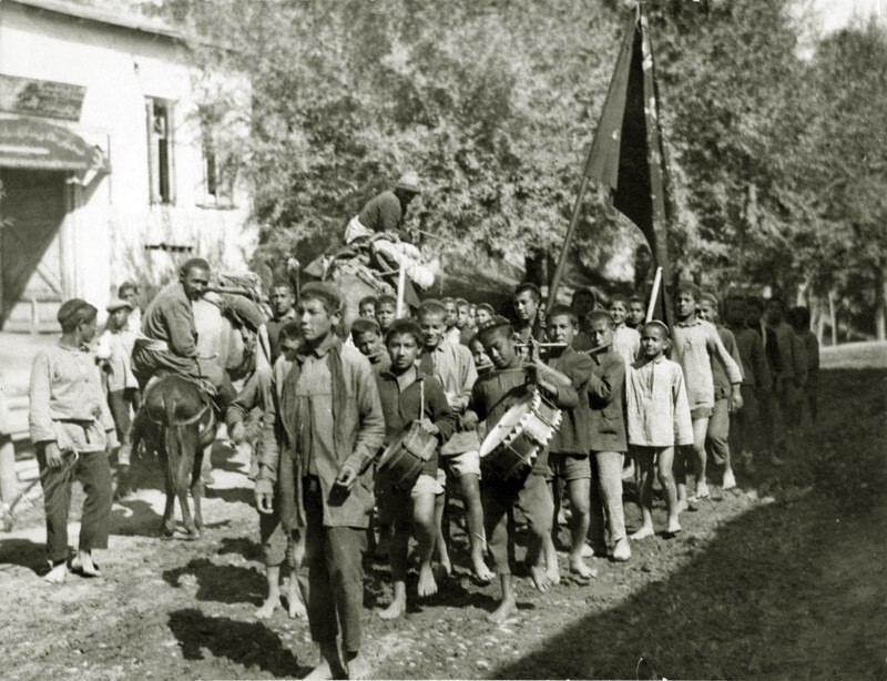 Пионеры в Ташкенте, 1920-е. Горн и барабаны пацанам выдали, а вот штанов на всех не хватило.