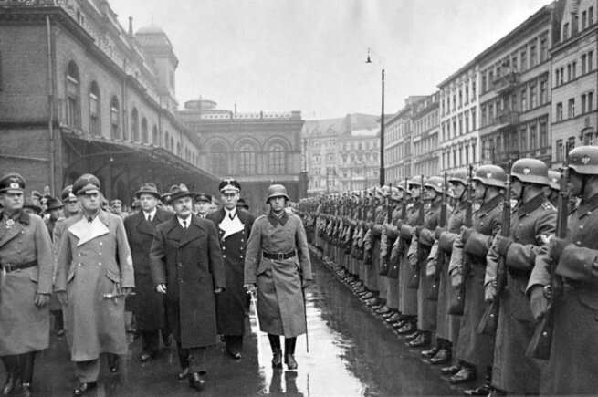 В.Молотов вместе с министром иностранных дел Германии Й. фон Рибентропом обходят караул на Ангальтском вокзале в Берлине, 13 ноября 1940 года.