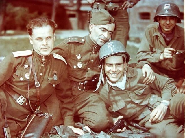 Фото на память. Советские и американские офицеры, Берлин, Германия, 1945 год.