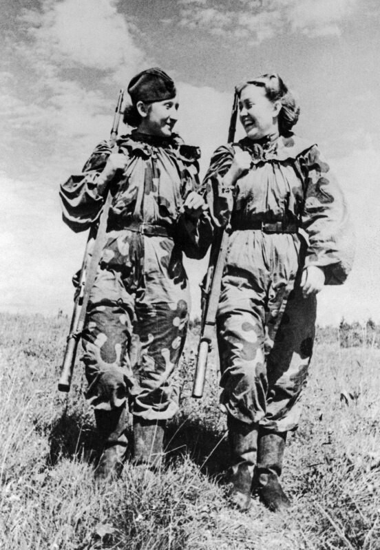 Снайперы 21-й Гвардейской стрелковой дивизии Р. Скрипникова и О. Н. Быкова (42 уничтоженых врага) и возвращаются с боевого задания, 1943 год. 