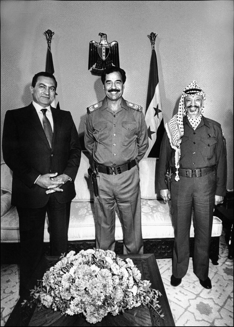 Хосни Мубарак, Саддам Хуссейн и Ясир Арафат позируют для фотографии во время встречи в Багдаде, 1988 .