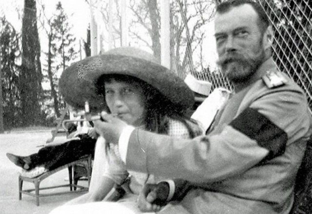 Княжна Анастасия балуется сигаретой из рук царя Николая II, 1916 год.