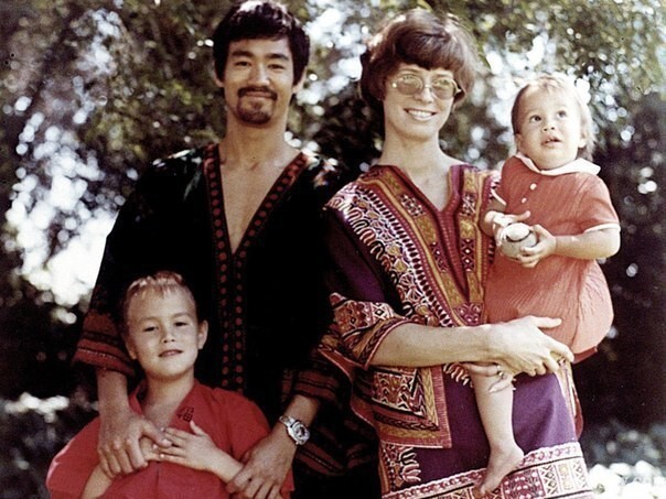 Брюс Ли, его жена Линда, дети Брэндон и Шэннон.