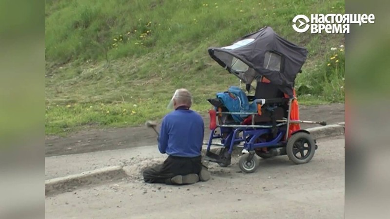 Инвалид из Красноярска 2 дня долбил бордюр кувалдой, чтобы сделать себе пандус 