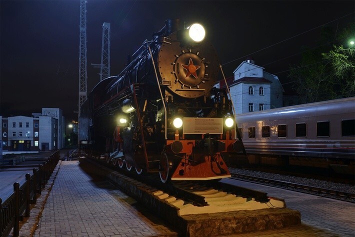 21. Паровоз-памятник Л-4386 рядом с железнодорожным вокзалом Мурманска, открыт 1 октября: