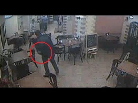Справивший нужду в зале петербургского кафе сотрудник спецслужб попал на видео 