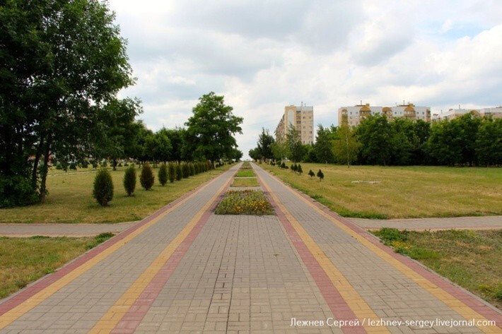 Плиточка. Знаменитая белгородская плиточка. Вся плитка очень качественно уложена.Через весь город проходят две пешеходных аллеи.