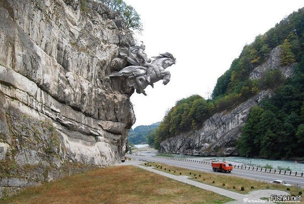 «Георгий Победоносец выскакивает из скалы» – это уникальный памятник, располо...