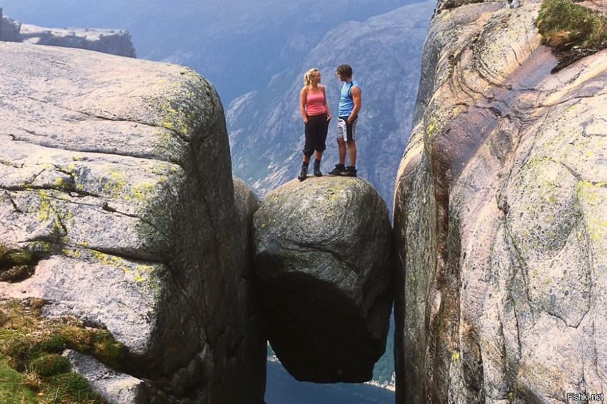 Кьераг — большой камень в виде горошины, застрявший между двух скал Норвегия