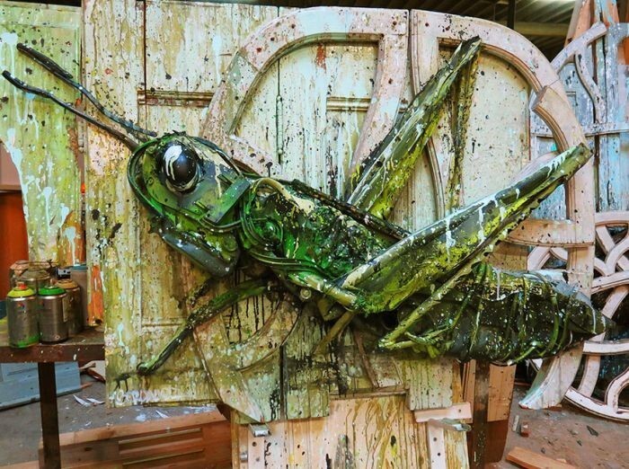 Скульптуры животных из мусора и хлама